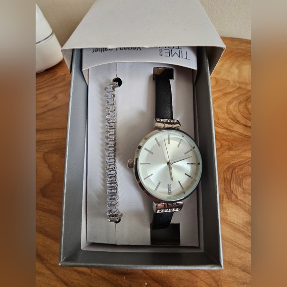 Time And Tru Watch with Bracelet Set - Picture 2 of 3